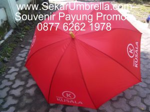 Payung standar merah