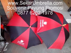 Payung standar hitam merah